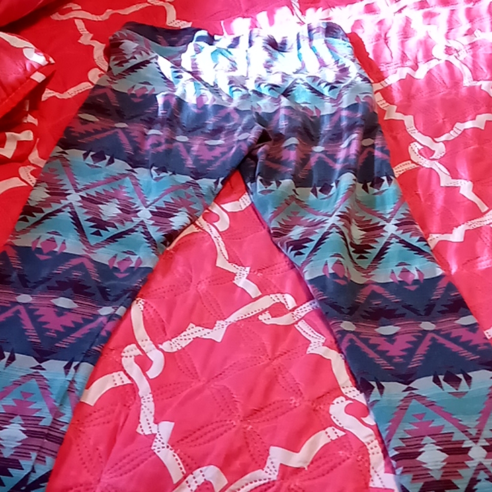 Multicolored leggings.